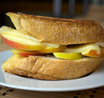 Бутерброды с сыром и яблоком в микроволновке