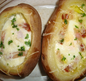 Запеченный картофель с яйцом