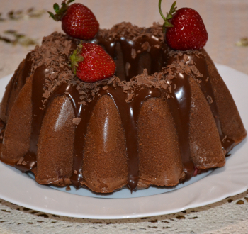 Шоколадный кекс с клубникой