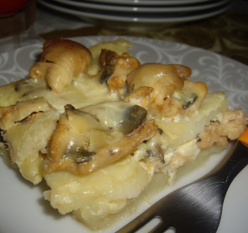 Картофельная запеканка с грибами и курицей