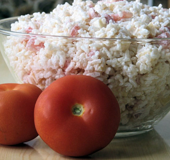 Салат из риса и помидор