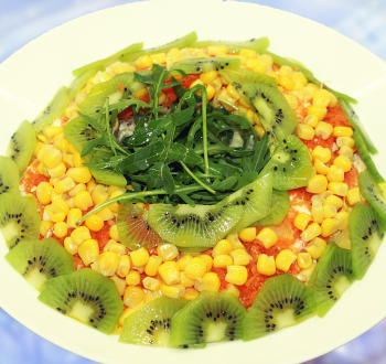 Новогодний салат "Малахитовый браслет" - салат с куриной грудкой, кукурузой и киви