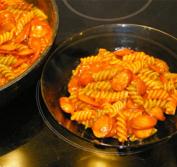 Сосиски в томатном соусе с макаронами