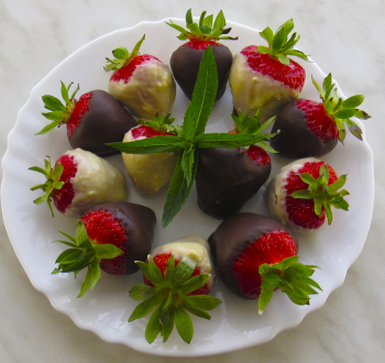 Роскошный десерт — клубника в шоколаде