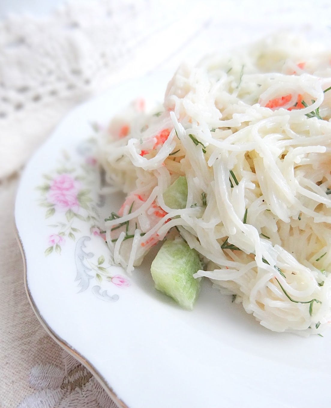 Крабовый салат с рисовой лапшой