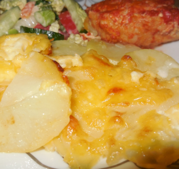 Пикантный и сочный картофель в духовке