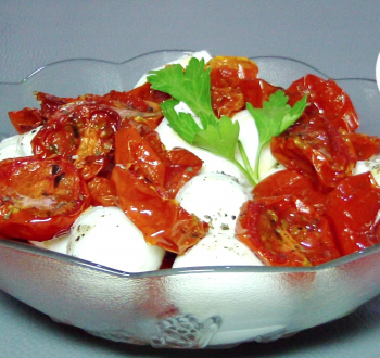 Салат с полувялеными помидорами и моцареллой