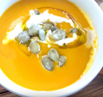 Тыквенный крем суп со сливками, семечками и кальмаром