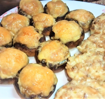 Фаршированные грибы и картофель, запеченный с грибами и сыром