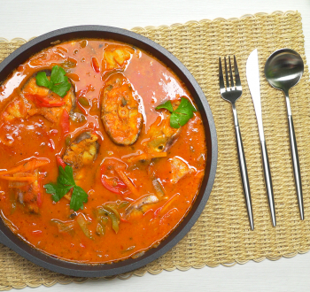 Рыба, тушеная в томатном соусе с овощами