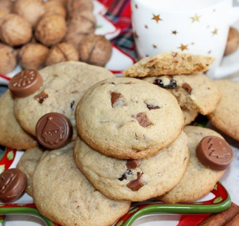Печенье с шоколадом, орехами и изюмом﻿