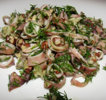Салат с кальмарами и грецкими орехами