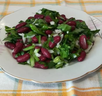 Фасолевый салат со шпинатом