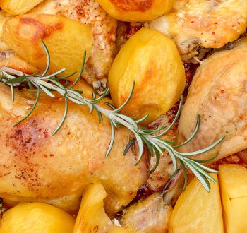 Сочная курица с картошкой в духовке
