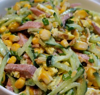 Салат с огурцом и кукурузой