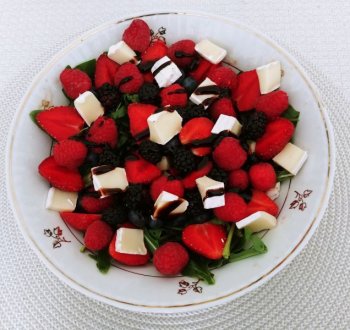 Салат с рукколой, мягким сыром и ягодами