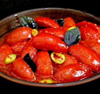 Пикантные маринованные помидоры – весь секрет в маринаде!