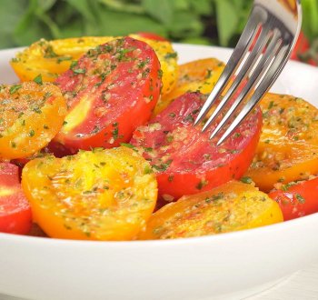Аппетитные помидоры в остром чесночном соусе