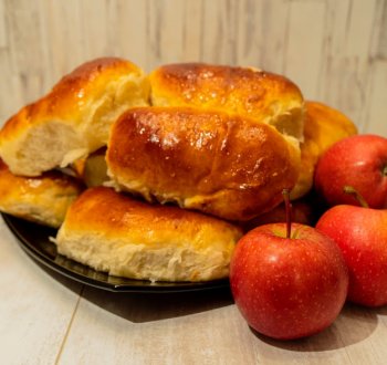 Сдобные пирожки с яблочной начинкой