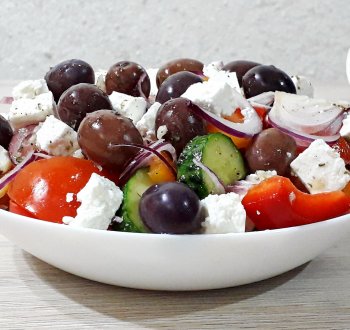 Классический греческий салат с правильной заправкой