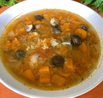 Постный суп с бататом, грибами и чечевицей