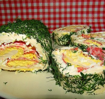 Рулет из плавленого сыра с салями и яйцами