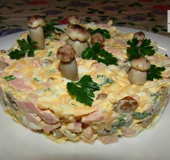 Салат с ветчиной, грибами и сыром
