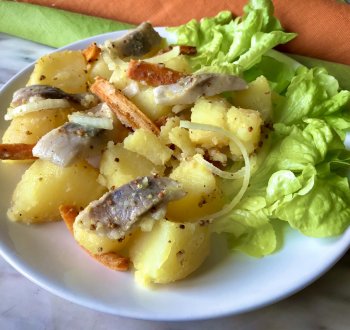 Салат с селедкой и картошкой