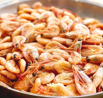 Как приготовить гренландские креветки с чесноком на сковороде