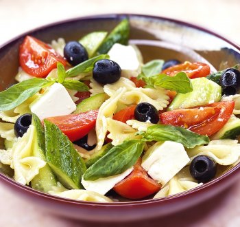 Итальянский салат с макаронами за 10 минут. Фарфалле "Капрезе" рецепт