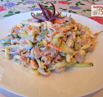 Диетический салат с кальмарами, яйцами и овощами