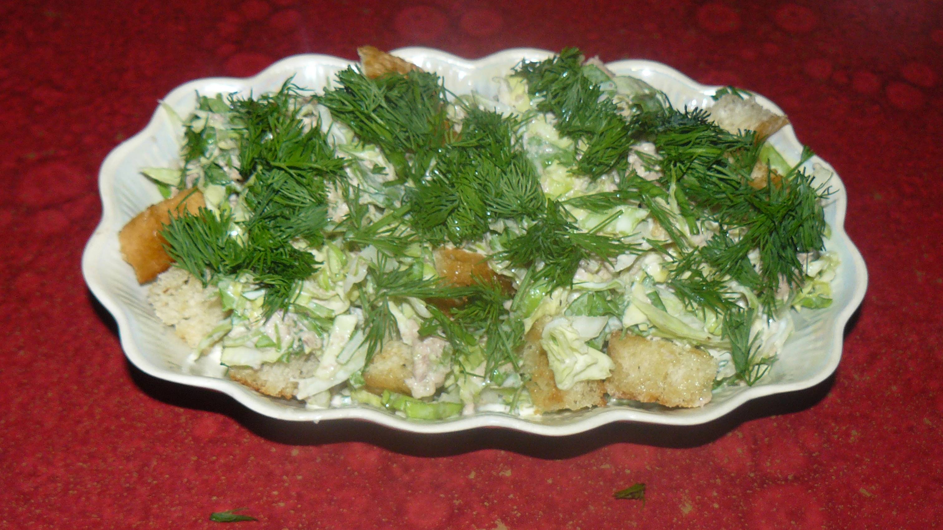 Салат из молодой капусты с тунцом и сухариками