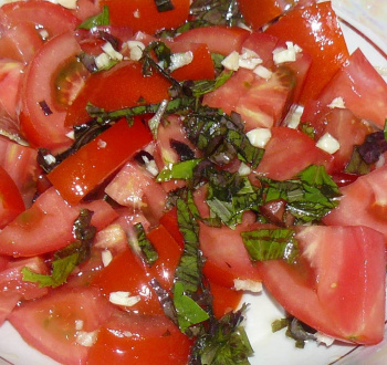 Салат помидоры с базиликом