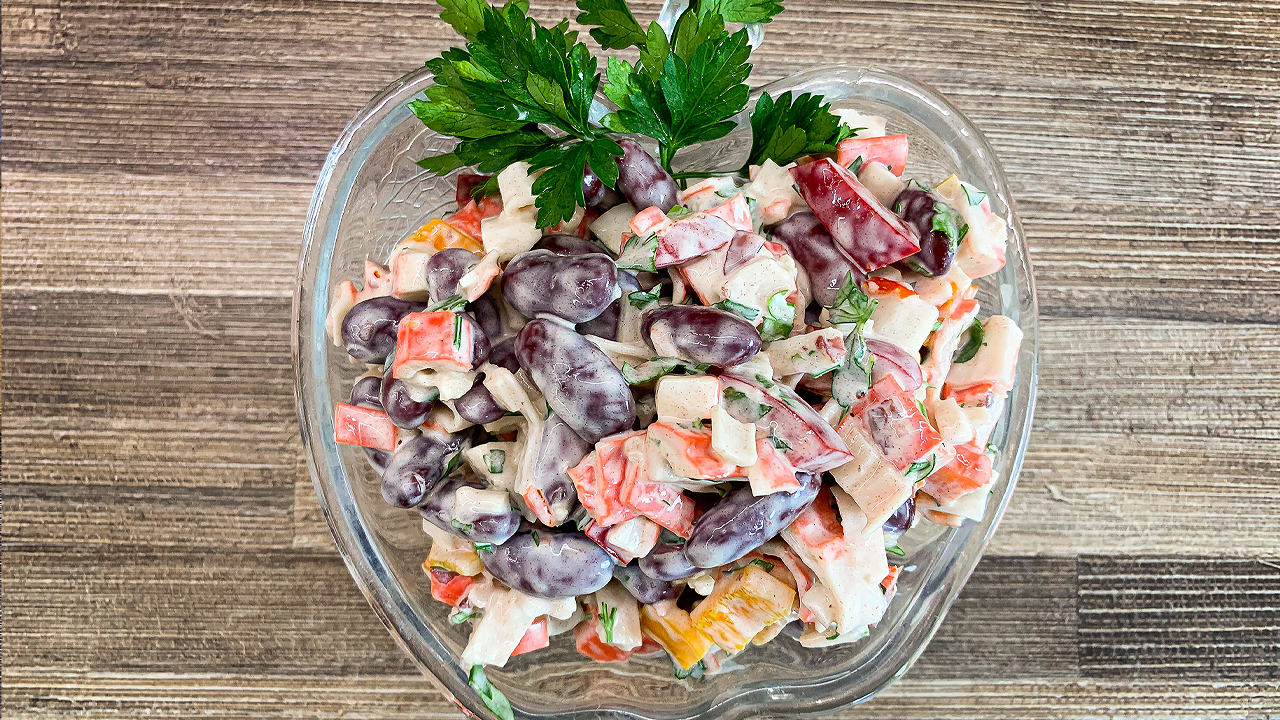 Пикантный салат с крабовыми палочками и фасолью 🦀 Крабовый салат рецепт