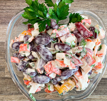 Пикантный салат с крабовыми палочками и фасолью 🦀 Крабовый салат рецепт