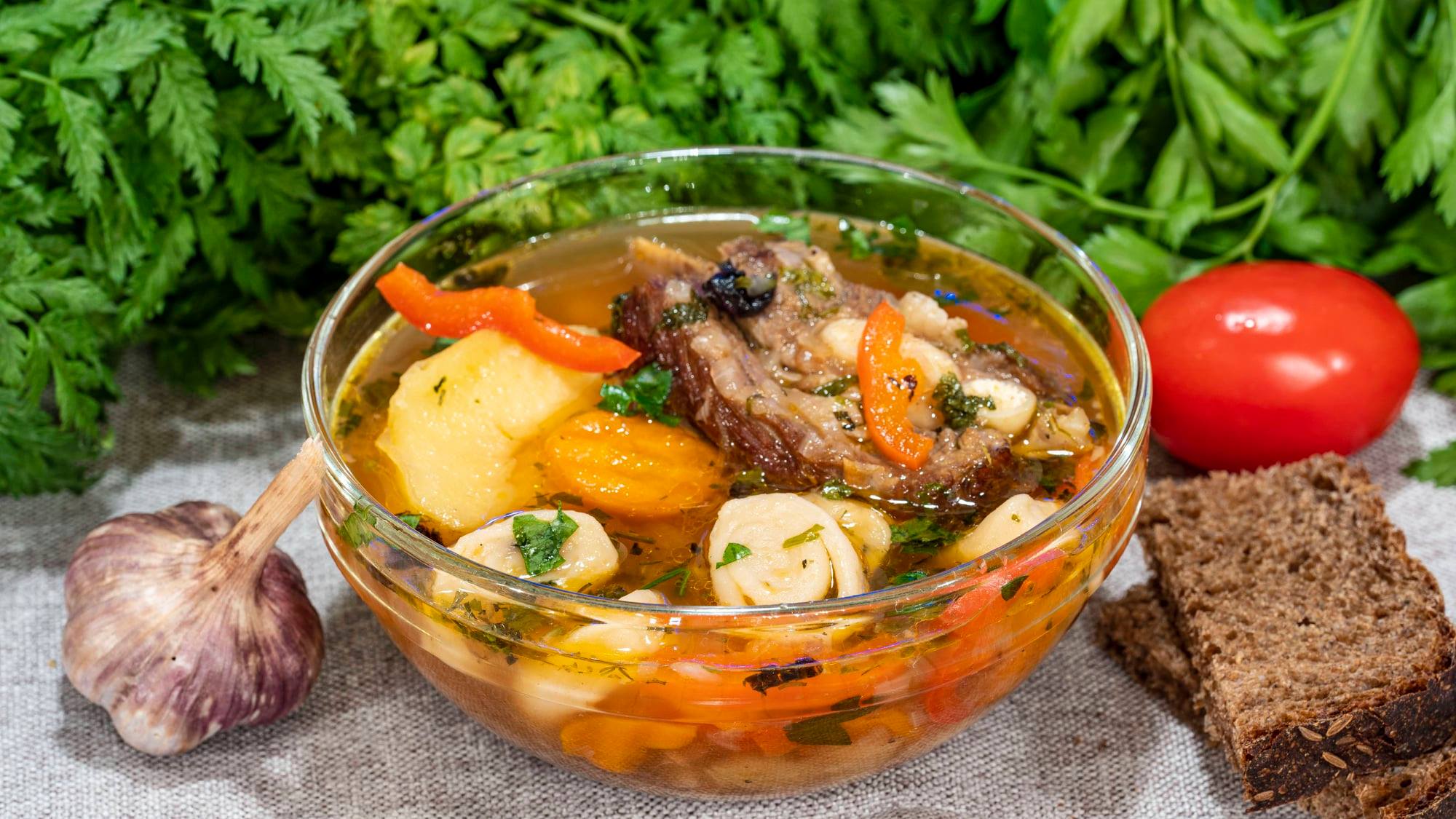 Суп из говядины с овощами и домашними клецками