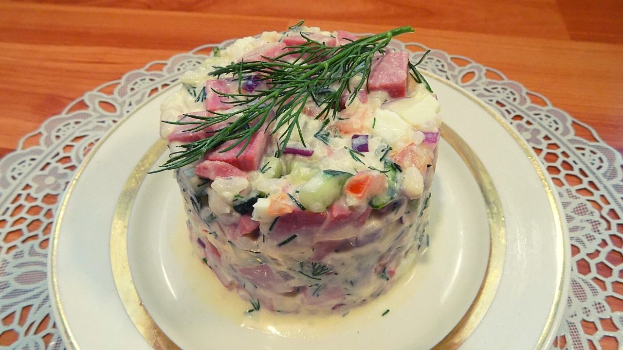 Салат с колбасой, яйцами и вареным рисом