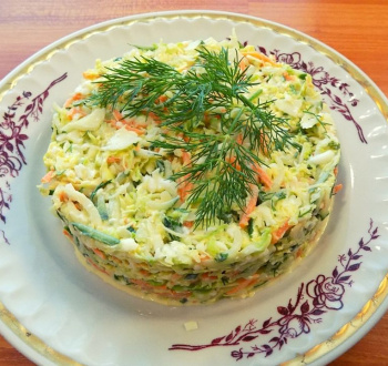 Салат из савойской капусты с яйцом и огурцом