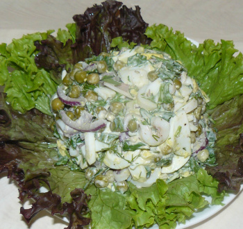 Салат с зеленым горошком и кальмарами