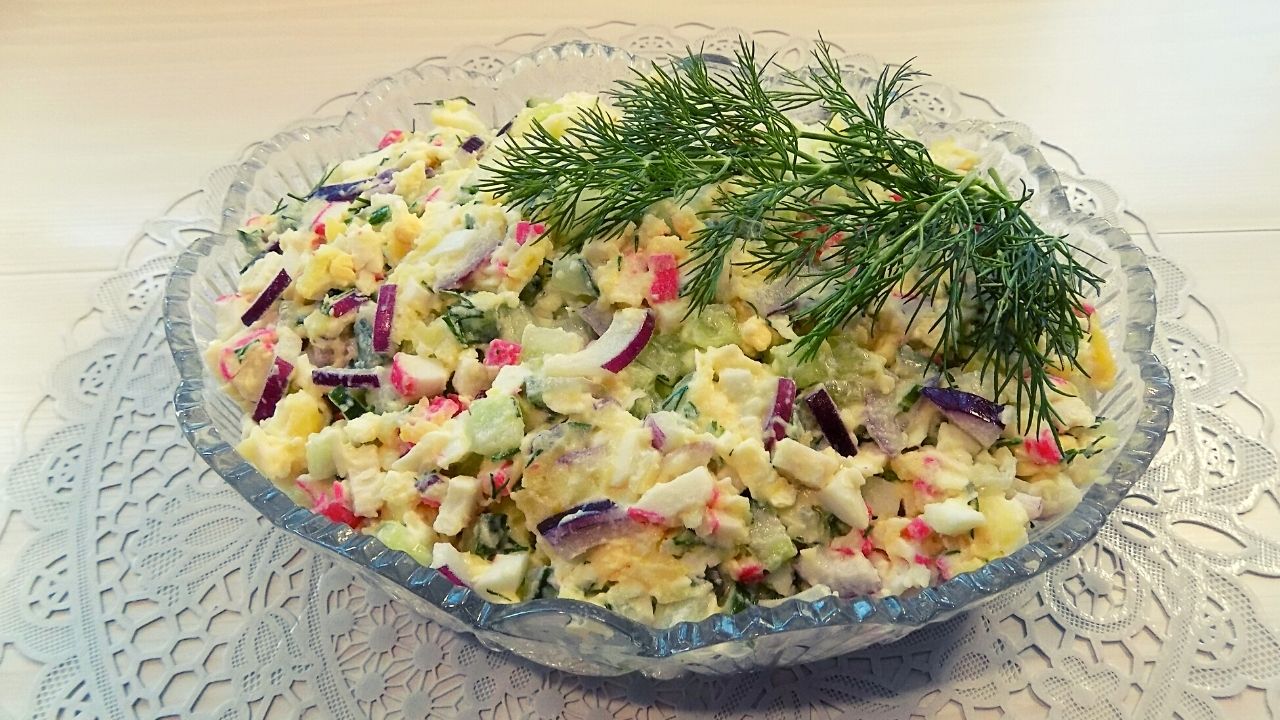 Крабовый салат с огурцом и плавленным сыром