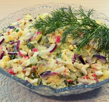 Крабовый салат с огурцом и плавленным сыром