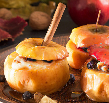 Запеченные яблоки с творогом, изюмом, корицей и медом в духовке