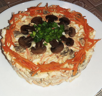 Салат с копченой курицей, грибами и морковью по-корейски