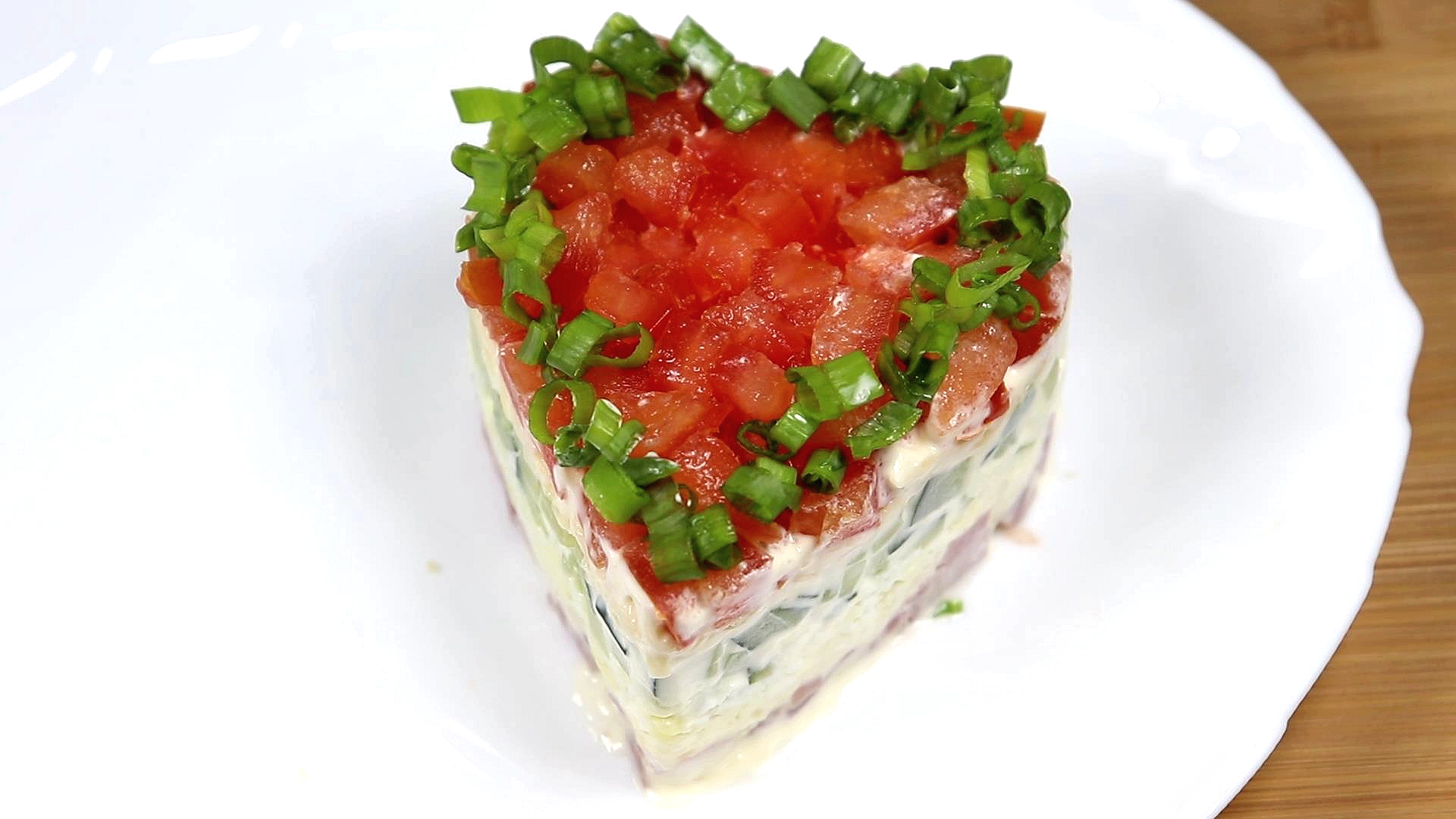 Слоёный салат с ветчиной и помидорами