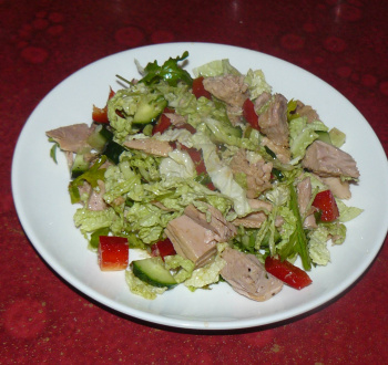 Салат с консервированным тунцом и пекинской капустой
