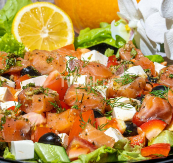 «Греческий» салат с форелью и сыром фетакса
