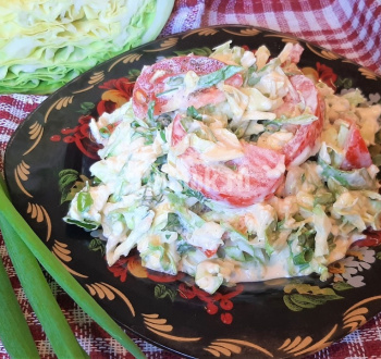 Салат из молодой капусты с помидорами и сыром