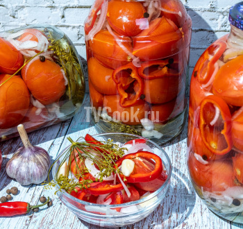 Маринованные помидоры с луком и болгарским перцем на зиму