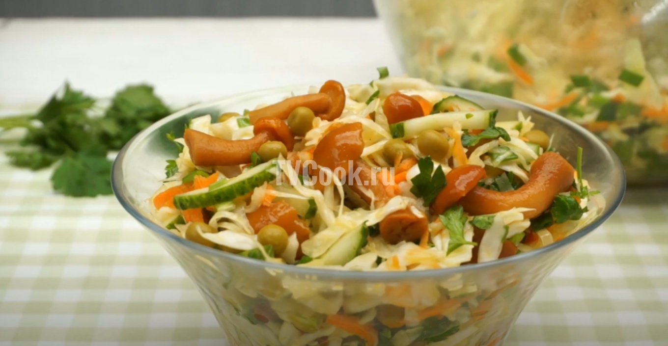 Салат с маринованными опятами — рецепт