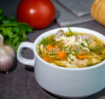 Куриный суп с домашней лапшой и специями